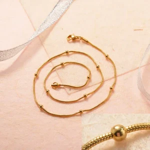 Collar dorado con esferas