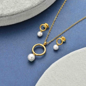 Conjunto dorado con perlas redondas